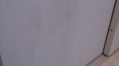 大きい穴が補修された引き戸の写真