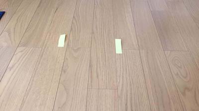 床にできた複数の細かい傷の補修前の状態