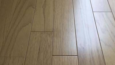 補修前のフローリングの黒染み