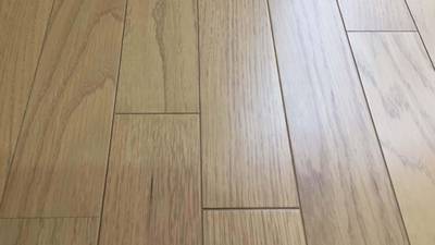 補修後のフローリング、染みが消えた状態