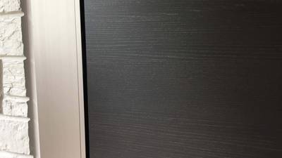 補修後の玄関ドアの傷。綺麗になりました