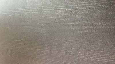 補修後の玄関ドア、凹みが消えて綺麗になった状態