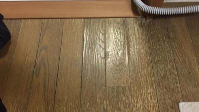 脱衣所の床の剥がれ補修前の状態