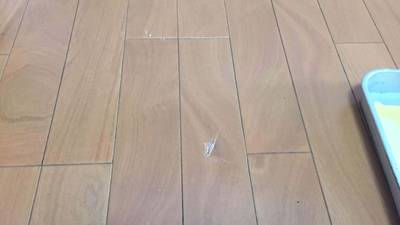 フローリングの凹み傷の補修前の状態