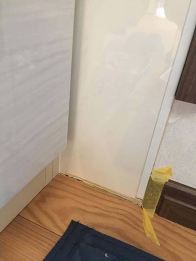 補修前のキッチンパネルと床の隙間