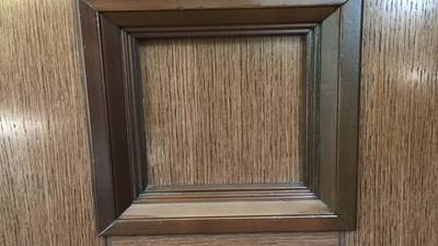 補修後の綺麗な玄関ドアのモール