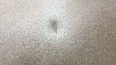 凹みのあるアルミ玄関ドアの補修前