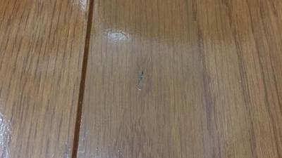 傷のついたマンションのクッションフローリング