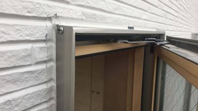 綺麗に補修されたサッシ枠