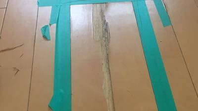 表面が剥がれたフローリング 補修前