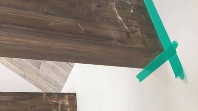 染料が染み込まず白いムラになっている飾り柱