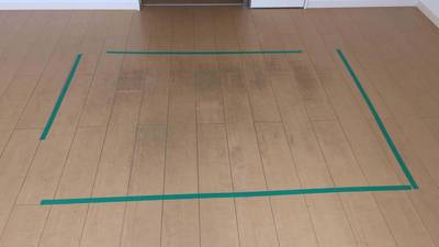 退去後マンションの床の傷と汚れの補修前の状態