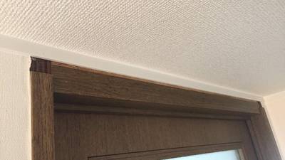 補修前のドア枠の欠けの様子