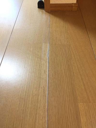 フローリングの目地がめくれている補修前の状態