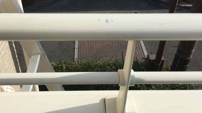 補修前のベランダ手すりの凹み