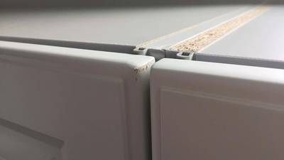 カップボード扉の傷