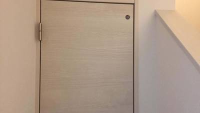 ドアストッパー取り付け前のトイレドア