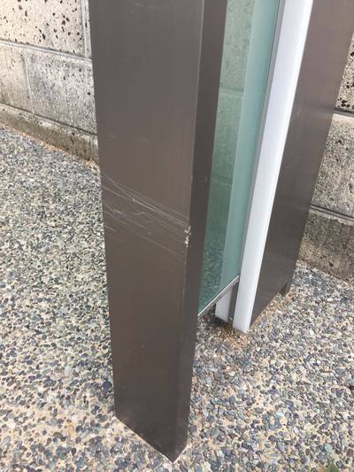 補修前の郵便ポスト支柱の傷