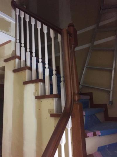 色を合わせて塗装した階段手すり