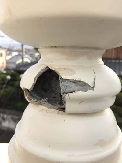 割れて穴の空いたベランダ手すり支柱