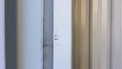 補修前の雨戸枠の擦り傷