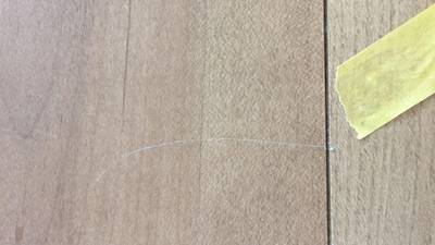 白く目立つフローリングの線傷 補修前