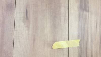 フローリングの線傷と凹み補修前