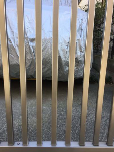 補修して綺麗になったカーポートの柵
