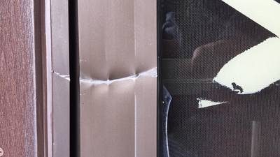 折れ曲がって凹んだサッシ枠 