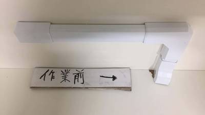 配線カバーから穴がはみ出ている吊り戸棚