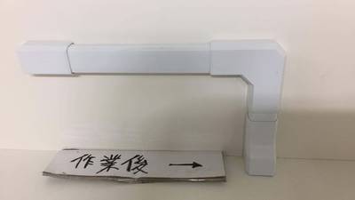 パテで穴埋めし塗装で補修した吊り戸棚