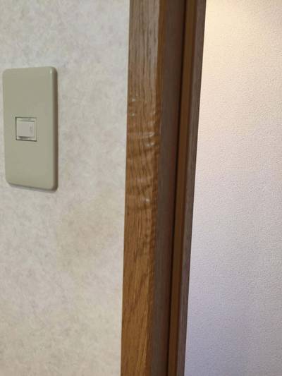 剥がれかけの建具枠シート