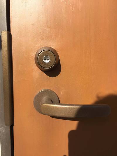 穴を塞ぎ、色剥げを補修した後のドア