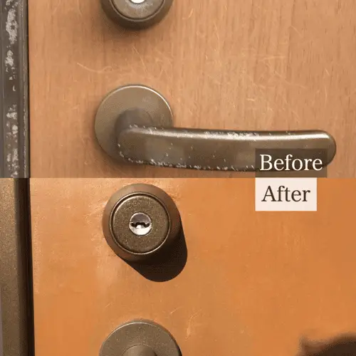 玄関ドアに空いた穴の補修