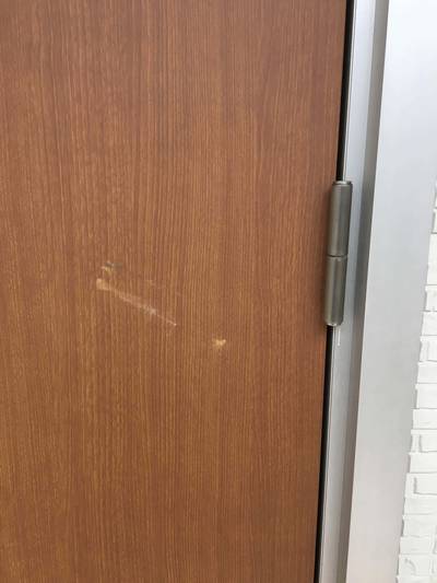 補修前の玄関ドアのひっかき傷