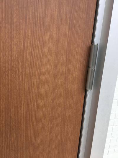 綺麗に補修された玄関ドア