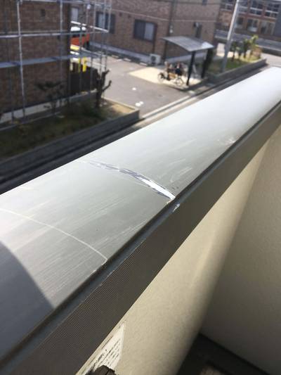 補修前のベランダ手すりの擦り傷