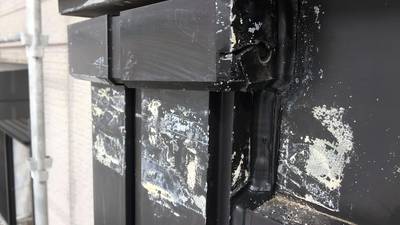 補修前の玄関軒下の柱の樹脂割れ