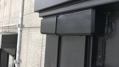 補修後の玄関軒下の柱の樹脂