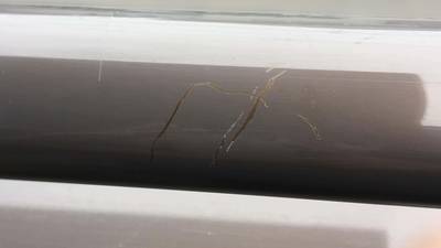 補修前のベランダ手すりの引っかき傷