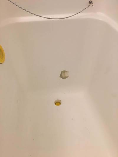 補修前の塗装が剥がれた浴槽