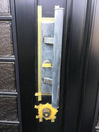 補修前の色褪せた玄関ドアのドアノブ