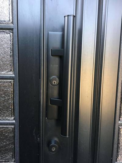 補修後の綺麗な玄関ドアのドアノブ