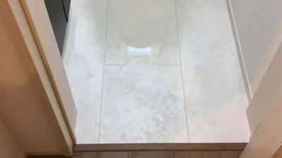 凹みのある鏡面フローリング