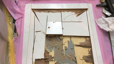 貼り替え作業中の鏡面フローリングの状態