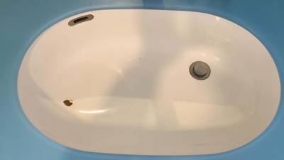 錆びて表面が剥がれた琺瑯の洗面ボール