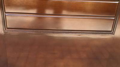 補修により剥がれがなくなり、艶が出て綺麗に仕上がった木製玄関ドア