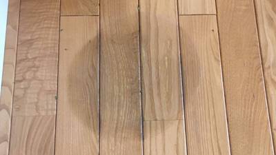 フローリングの丸い変色ジミ 補修前