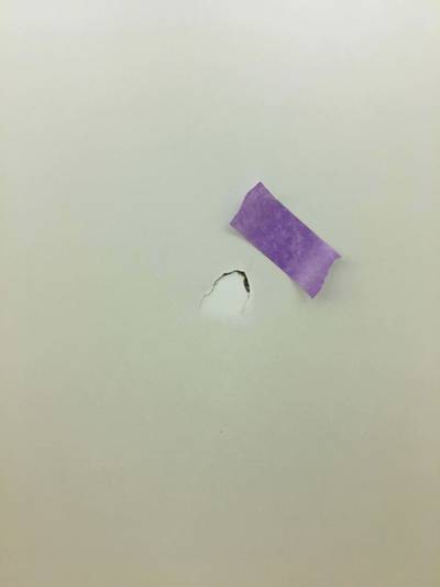 補修前の吊り戸棚の穴