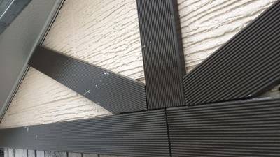 補修前の傷のある外壁サイディング